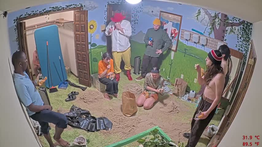 Jimmy pooping - Fishtank LIVE Clip